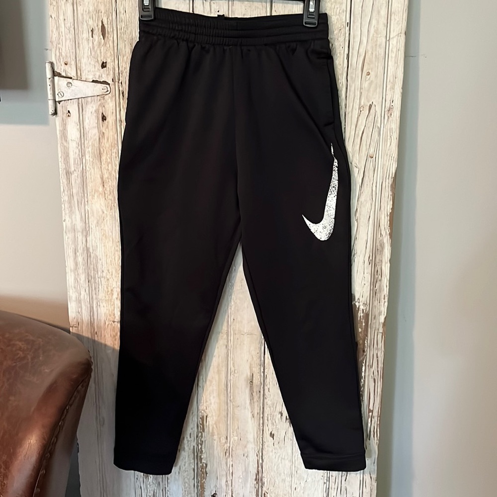 Nike boys sweat pants and matching t shirt